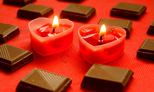 两个爱燃烧的心 与巧克力条 在红色背景背景图片