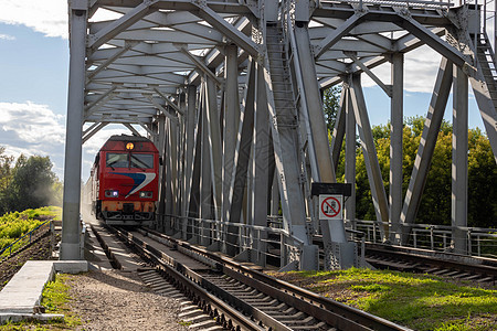 铁路桥上是火车头机车货物运输背景图片