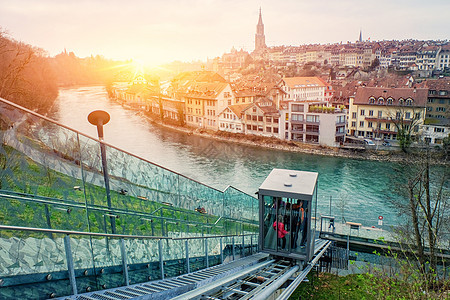 瑞士日落时伯尔尼的全景观风景蓝色电梯建筑学教会旅行地标遗产历史城市夏天高清图片素材