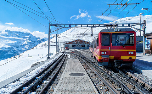 瑞士火车站的红色瑞士列车风景冰川运输天空电缆山脉高山机车旅行铁路图片