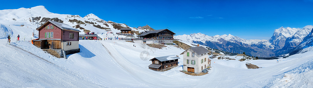 火车站沿铁路一带的全景高山蓝色火车运输旅行车站少女高度风景远足图片