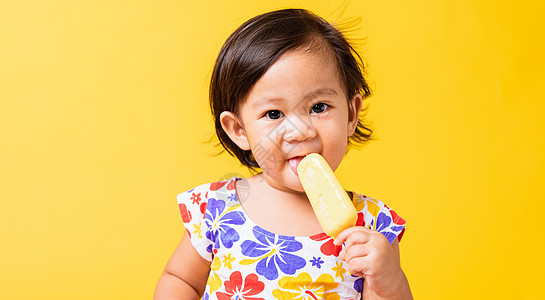 可爱的小女孩笑笑时戴鸡鸡微笑 有吸引力童年锥体蓝色舌头青春期奶油工作室食物糖果冰淇淋图片