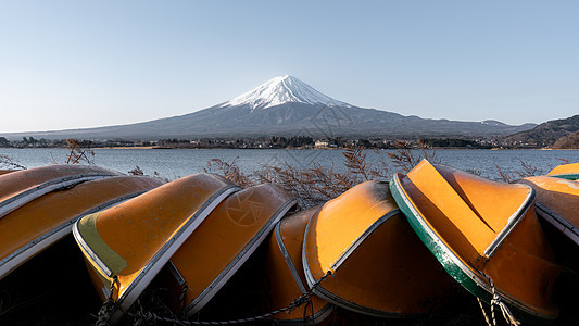 富士山或藤三山的景象是黄船和黎明天空反射旅行火山风景蓝色地标旅游公吨观光图片