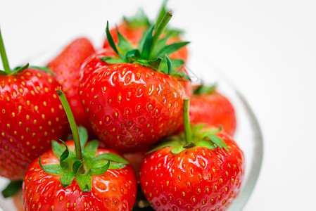 草莓红色新鲜鲜嫩果子 彩色甜汁玻璃美丽团体食物宏观叶子季节水果果汁植物图片