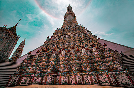 Wat Arun是泰国游客的著名旅游点观光金子旅行图片佛教徒建筑学天空地标雕像城市图片