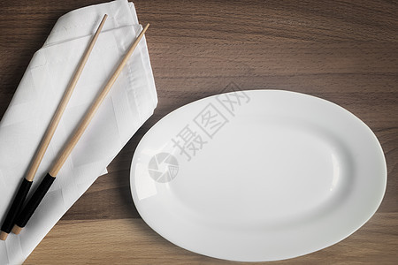 木制筷子和餐桌上的盘子服务桌布海鲜餐厅烹饪午餐美食餐具文化用餐图片