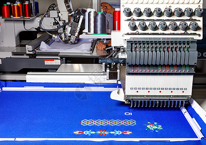 工业刺绣机 工作时有多色线条 缝合和复制空间图片