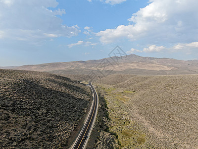 在莫诺州绿色沙漠谷地中间的风景道路空中浏览图假期森林天空旅行荒野农田沥青山脉娱乐日落图片