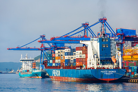 商业海岸运输船正在海参沃斯托克商业港口装货送货院子装卸码头船运贸易仓库经济货物团体图片