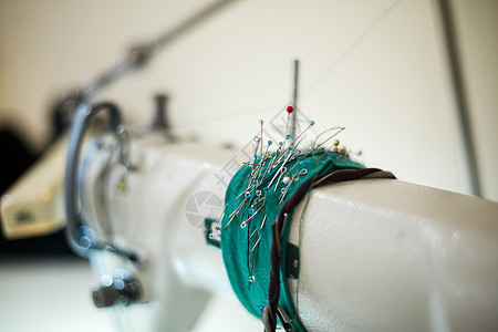 缝制缝合器工作场所 缝纫机剪刀线和其他工具 裁缝工业剪裁服装纺织品制造业接缝机器生产爱好家庭工厂图片