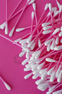 白头粉红色的棉花花蕾被放在粉红背景上吸水性蓝色柔软度软垫治愈护士化妆品塑料羊毛眼睛图片