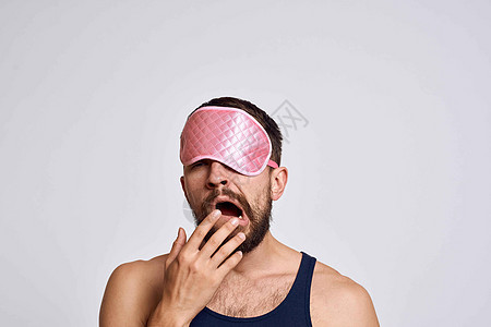 一个穿着黑色T恤面具的男人 以安睡 平静和放松的生活方式浴室眼睛皮肤成人微笑护理治疗剃须卫生奶油图片