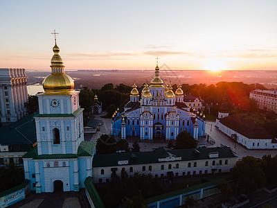 乌克兰航空观察 圣迈克尔金币修道院 基辅天线城市蓝色教会寺庙天空建筑学旅行建筑正方形图片