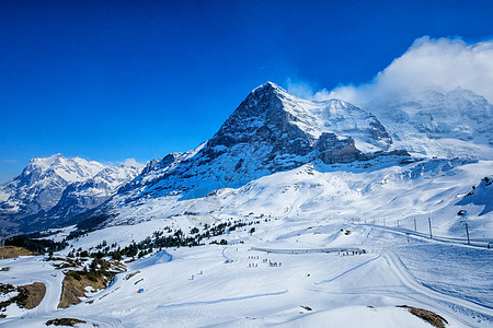 火车站沿铁路一带的全景风景车站顶峰高山少女远足滑雪蓝色旅行火车图片