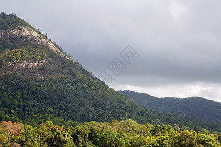 火山岩心山丘覆盖植被 以抵御暴风雨的天空背景图片