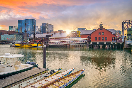 波士顿码头黄昏时分 马萨诸塞州波士顿港和金融区市中心建筑学旅行城市摩天大楼商业假期日落旅游全景背景