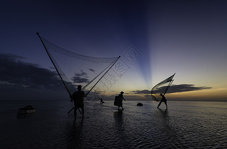 黑影渔民在清晨钓鱼海滩文化天空海洋太阳橙子渔夫蓝色旅行图片