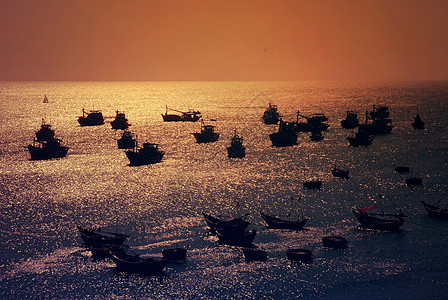 渔船 渔民的船 在日落时在海中图片