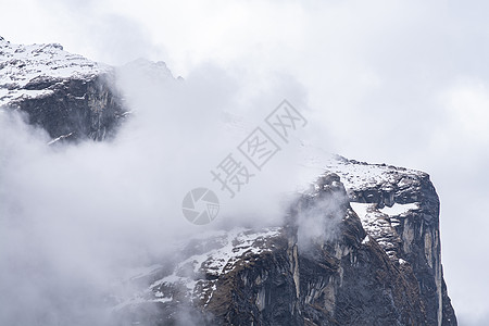 尼泊尔喜马拉雅山峰 有雪 云和雾的山峰荒野远足石头戏剧性顶峰旅行爬坡薄雾旅游天空图片