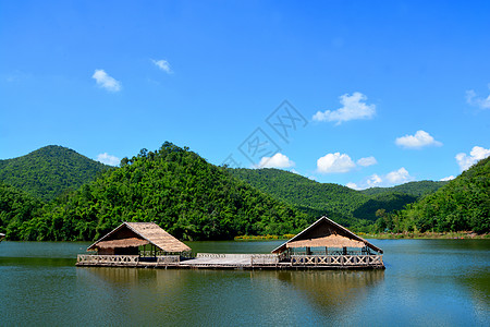 在泰国Suphan Buri省Khoo wung湖拥有旧房子钓鱼生活旅游攀武旅行风景天空竹屋木筏反射图片