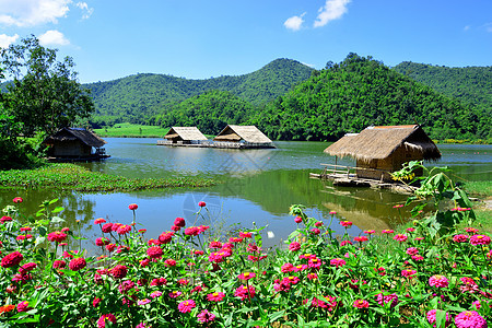 在泰国Suphan Buri省Khoo wung湖拥有旧房子攀武生活天空公园森林木筏竹屋反射旅行竹子背景图片