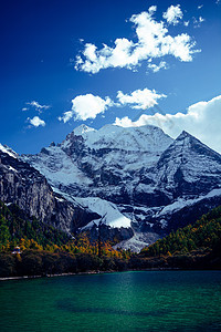 秋天的湖峰和山峰图片