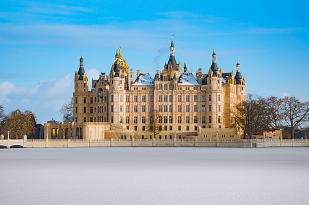 美丽的童话时代的施韦林城堡 在冬天历史全景金子目的地历史性旅行大教堂城市地方文化图片
