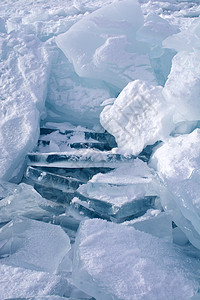 俄罗斯Baikal湖冰冻湖中的冰层旅行宏观蓝色天空季节水晶冰块风景床单场景图片