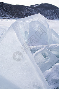 俄罗斯Baikal湖冰冻湖中的冰层风景冰盖天空床单蓝色水晶冻结旅行天气场景图片