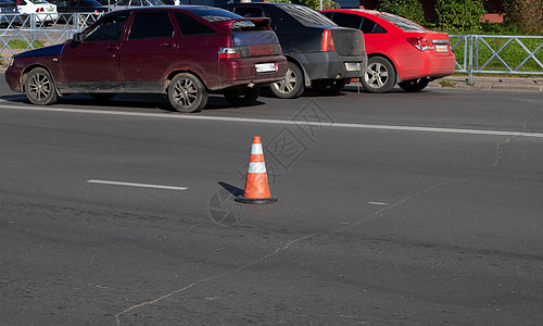 道路上的橙色交通锥表示路径 道路工程 危险路段的绕行 道路维修图片