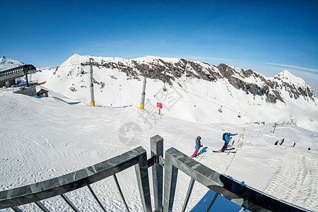 Switzer的Piz Gloria山高山下滑雪滑雪乐趣旅行速度运动竞赛季节男人行动粉末衣服图片