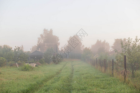 浓雾 村里的乡村景色 在早起的荒雾中阳光植物薄雾风景环境房子天空栅栏顶峰季节图片