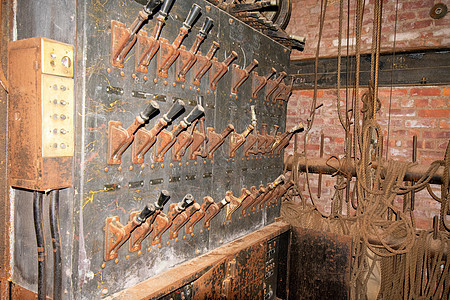 一个老旧的时装开关板 满是黑荷人拉皮条者木板技术按钮电缆工厂乐器服务风化仪表指标图片