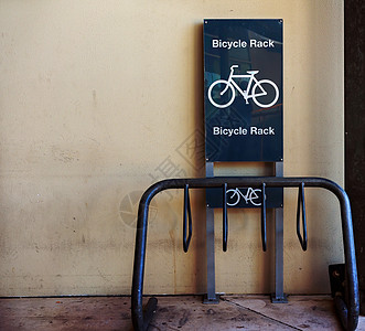 自行车停车场架子街道工作车轮旅行通勤者购物运输指示牌中心图片