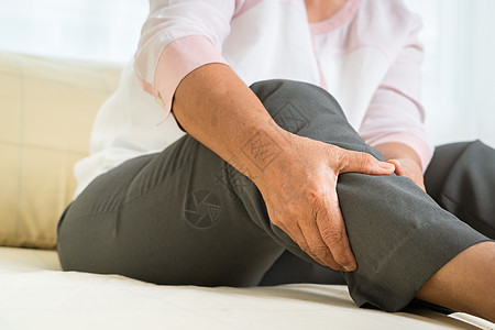 高龄妇女在家里的腿痛 高年级妇女的保健问题c扭伤卫生肌腱肿胀母亲紧张女士伤害身体老年图片