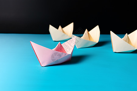 领导力概念 粉红纸船领黄船队成员图片