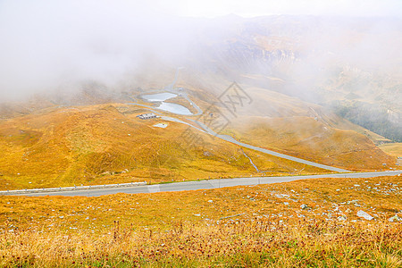 高原上美丽的秋天风景 在雾雾的清晨日出森林全景上坡顶峰草地天空山脉林地爬坡图片