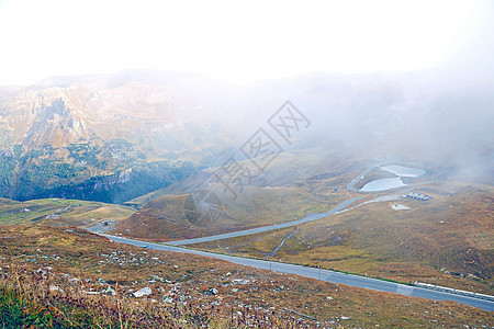 高原上美丽的秋天风景 在雾雾的清晨爬坡环境阴霾上坡日出季节高山森林高地太阳图片