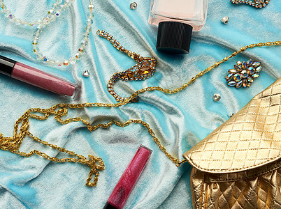 金色手袋 唇光和珠子 蓝底蓝色项链瓶子香味配饰离合器化妆品手提包香水珠宝图片