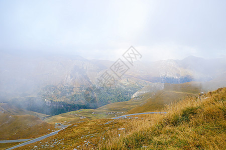 秋天在山上福吉的早晨 在阿尔卑斯山 奥地利图片