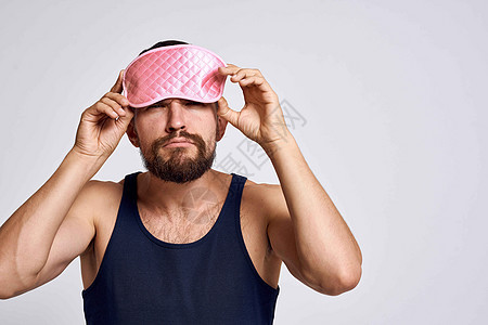 一个穿着黑色T恤面具的男人 以安睡 平静和放松的生活方式男生眼睛奶油成人剃须卫生治疗头发皮肤浴室图片