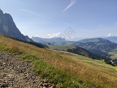 夏季阿尔卑斯山和多洛米人山脉地标顶峰蓝色旅游高山岩石森林山峰季节图片