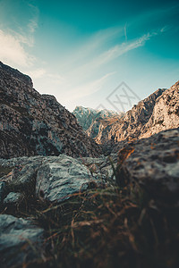 阿斯图里亚斯山脉最高峰的蚂蚁景观与周围的另一座山脉和阴暗的环境图片