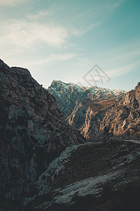 通往山脉最高峰的道路 周围有另一座山脉 阿斯图里亚斯的环境阴郁图片