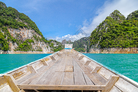 泰国传统长尾拖船在湖上山丘的湖上天空巡航森林局域网旅游风景吸引力丛林旅行娱乐图片