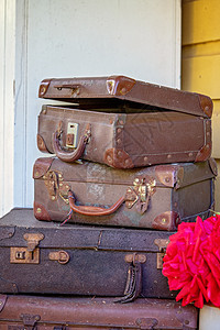 整理行李旧破旧手提箱堆丢弃古董港口把手行李玫瑰乡愁皮革案件运输背景