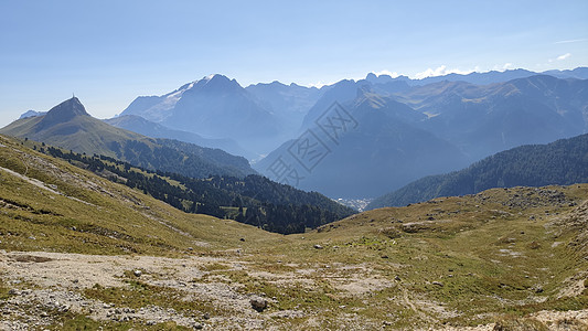 夏季阿尔卑斯山和多洛米人森林岩石山峰公园蓝色天空旅游顶峰山脉地标图片