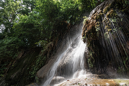 热带雨林的瀑布 带岩石和阳光图片