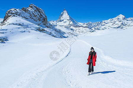 年轻女旅游者看到雪山的美丽景色h地标晴天假期滑雪高山风景女孩天空女士全景图片