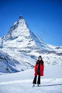 年轻女旅游者看到雪山的美丽景色h顶峰地标全景衣服假期蓝色冰川游客风景旅行图片
